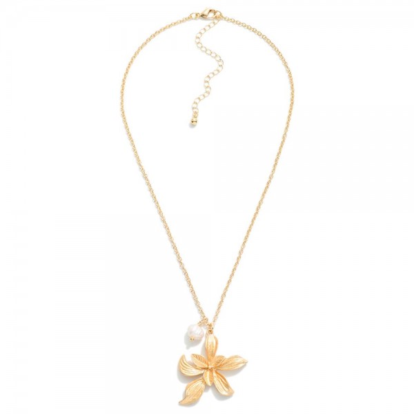 Chain Link Necklace Featuring Metal Tone Flower & Pearl Pendant 

- Approximately 16" L
- Extender 3" L 