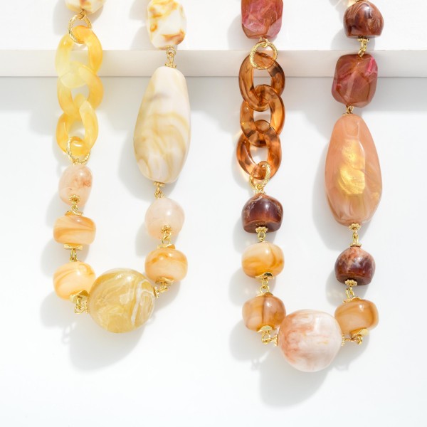 Chunky Stone Beaded Necklace Featuring Acetate Chain Link Detail 

- Approximately 14" L
- Extender 3" L