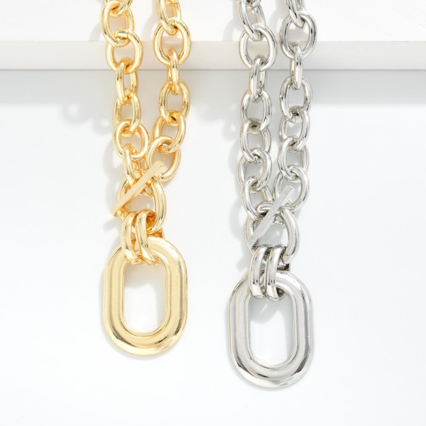 Chunky Metal Tone Chain Link Necklace Featuring Toggle Clasp & Oval Pendant 

- Approximately 16" L