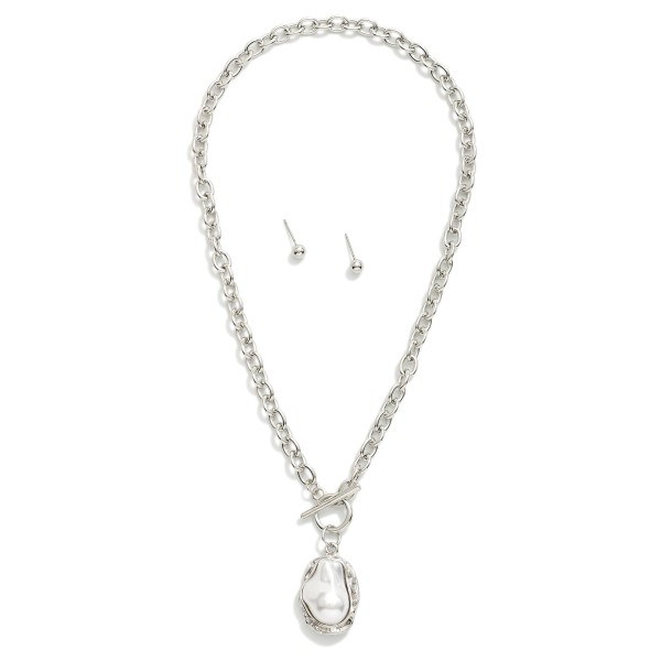 Metal Tone Chain Link Necklace Featuring Pearl Pendant & Toggle Clasp 

- Approximately 18" L 
- Metal Tone Stud Earrings Included
