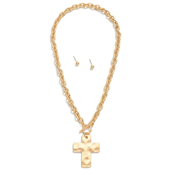 Metal Tone Chain Link Necklace Featuring Gold Tone Hammered Cross Pendent & Toggle Clasp 

- Approximately 20" L
- Metal Tone Stud Earrings Included
