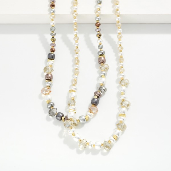Beaded Necklace Featuring Pearls, Glass Crystal, Metal Tones 

- Approximately 16" L
- Extender 3" L