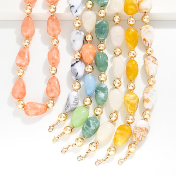 Chunky Marbled Acetate Bead Beaded Necklace Featuring Gold Tones 

- Approximately 18" L
- Extender 3" L