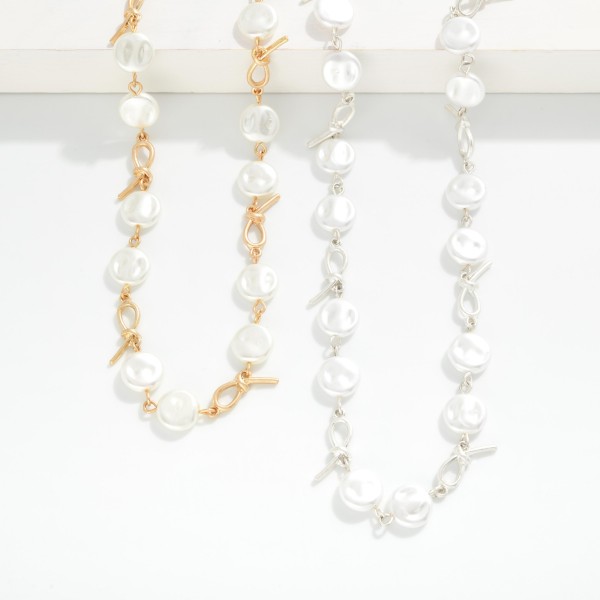 Flat Pearl & Knotted Metal Chain Link Necklace 

- Approximately 16" L
- Extender 2" L
