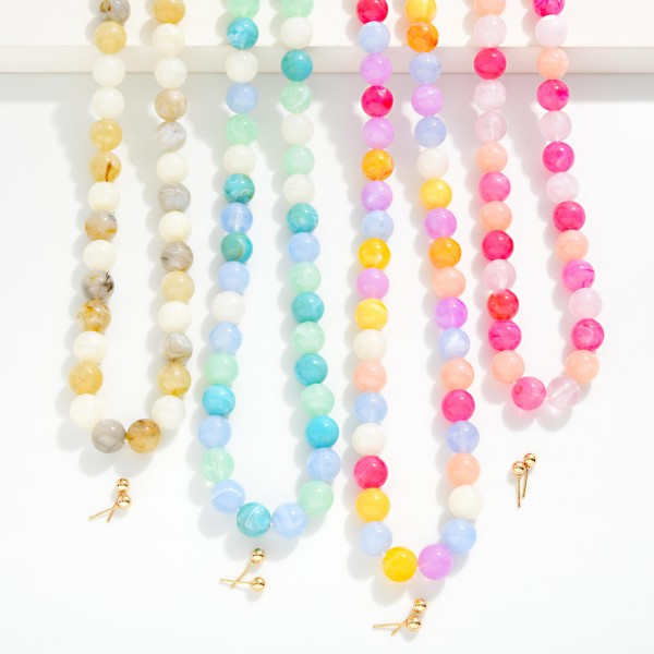 Marbled Acetate Beaded Necklace 

- Gold Tone Stud Earrings Included 
- Approximately 18" L
- Extender 2" L