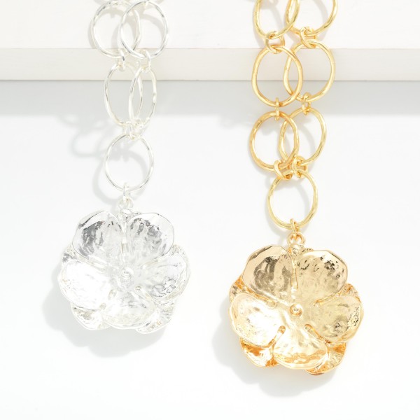 Metal Tone Chain Link Necklace Featuring Metal Tone Flower Pendant 

- Approximately 20" L 
- Extender 3"  