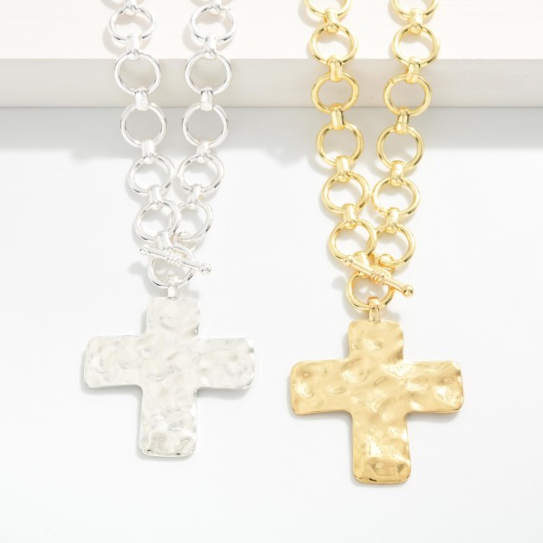 Circle Link Necklace Featuring Pearlescent Hammered Metal Cross Pendant 

- Approximately 16" L 