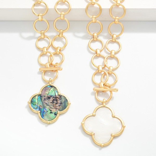 Circle Link Necklace Featuring Pearlescent Clover Pendant & Toggle Clasp 

- Approximately 16" L 