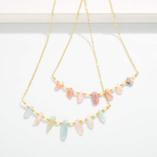 Metal Tone Beaded Chain Link Necklace Featuring Pearls, Metal Tones, And Stone Charms 

- Approximately 14" L 