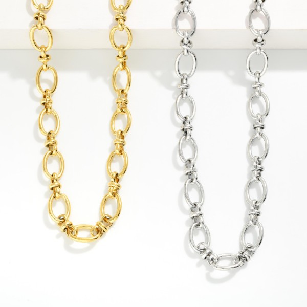 Oval Chain Link Necklace Featuring Horizontal Linked Details 

- Approximately 14" L 
- Stainless Steal
- Water Resistant 