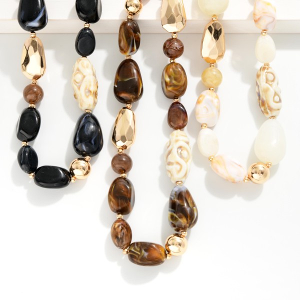 Chunky Beaded Necklace Featuring Faceted Metal Tones & Marbled Acetate Beads 

- Approximately 16" L
- Extender 3" L