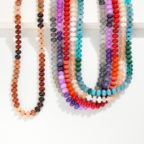 Marbled Acetate Stone Beaded Necklace 

- Approximately 16" L
- Extedner 3" L