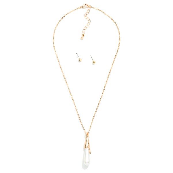 Chain Link Necklace Featuring Pearl Teardrop Pendant 

- Metal Tone Ball Stud Earrings Included 
- Approximately 16" L
- Extender 3" L