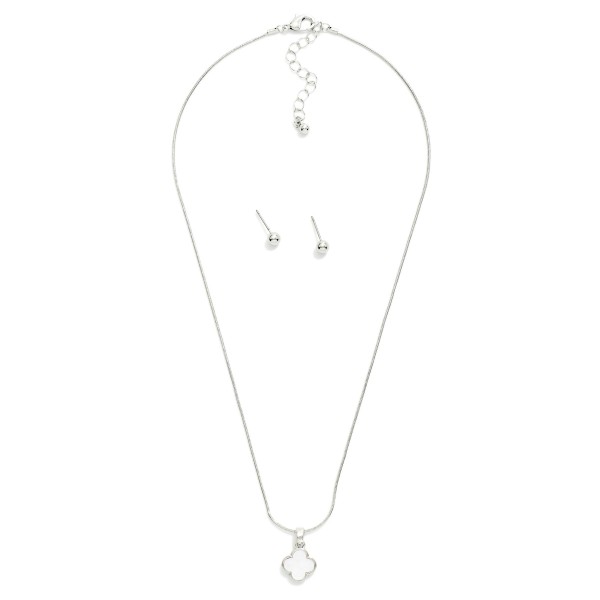 Snake Chain Necklace Featuring Pearlescent Clover Detail

- Metal Tone Ball Stud Earrings Included
- Approximately 16" L
- Extender 3" L