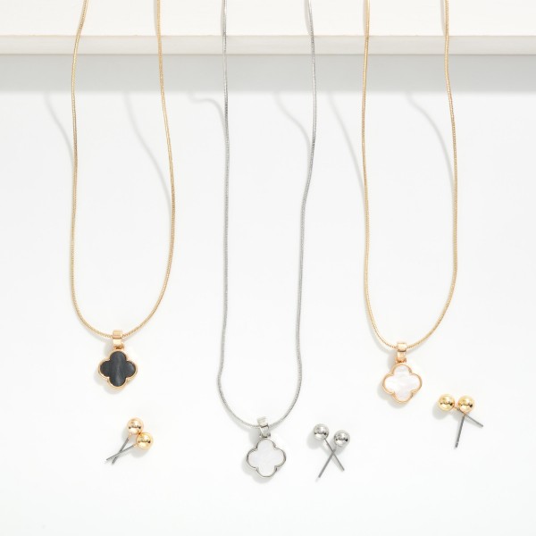 Snake Chain Necklace Featuring Pearlescent Clover Detail

- Metal Tone Ball Stud Earrings Included
- Approximately 16" L
- Extender 3" L
