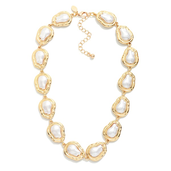 Linked Metal Tone & Baroque Pearl Necklace 

- Approximately 14" L
- Extender 3" L