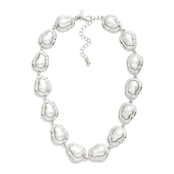 Linked Metal Tone & Baroque Pearl Necklace 

- Approximately 14" L
- Extender 3" L