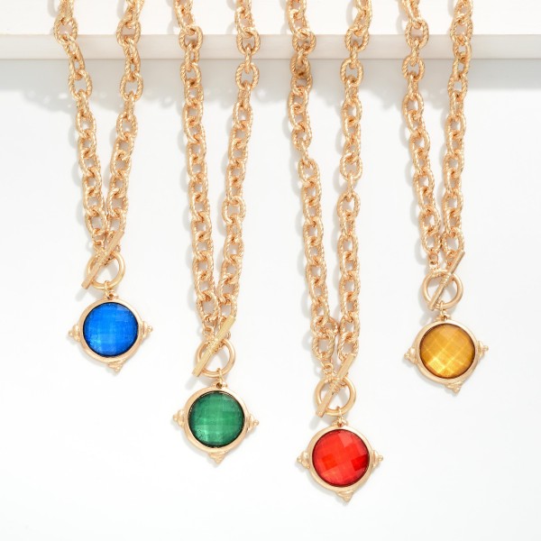 Twisted Chain Link Necklace Featuring Faceted Acetate Circle With Metal Tone Border & Toggle Clasp Pendant 

- Approximately 16" L