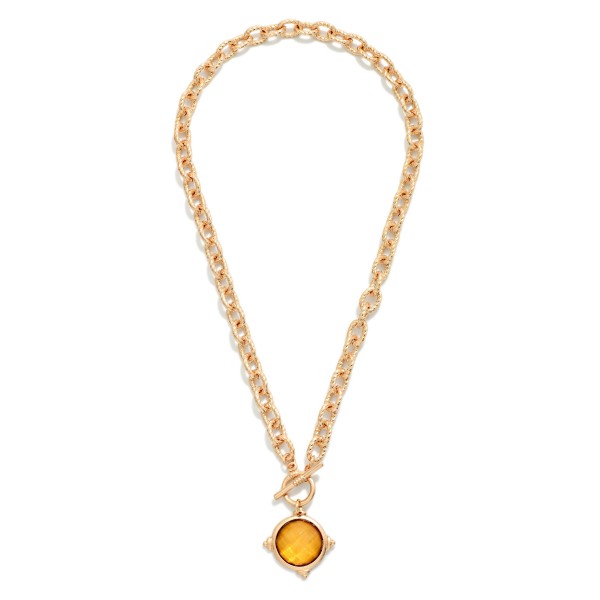 Twisted Chain Link Necklace Featuring Faceted Acetate Circle With Metal Tone Border & Toggle Clasp Pendant 

- Approximately 16" L