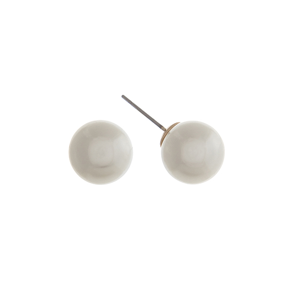 Ivory Pearl Stud Earrings.

- Approximately 10mm in Diameter