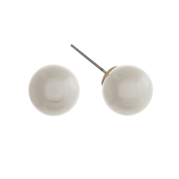 Ivory Pearl Stud Earrings.

- Approximately .5" in Diameter