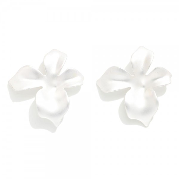 Metal Tone Flower Stud Earrings 

- Approximately 1" L