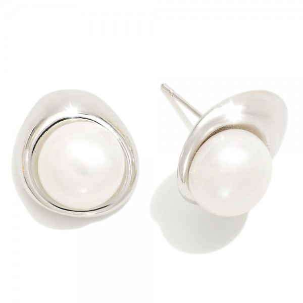 Do Everything In Love Pearl Stud Earring With Oval Edge  

- Brass Base
- Hypoallergenic 
- White / 14K Gold Dipped 
- Made In Korea 
- Approximately 0.6"L