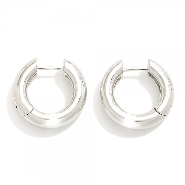 Do Everything In Love Chunky Metal Tone Hoop Earrings

- Brass Base
- Hypoallergenic
- White / 14K Gold Dipped
- Made In Korea
- Approximately .75" D