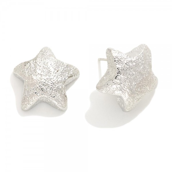 Do Everything In Love Textured Metal Star Earrings

- Brass Base
- Hypoallergenic
- White / 14K Gold Dipped
- Made In Korea
- Approximately .75" L