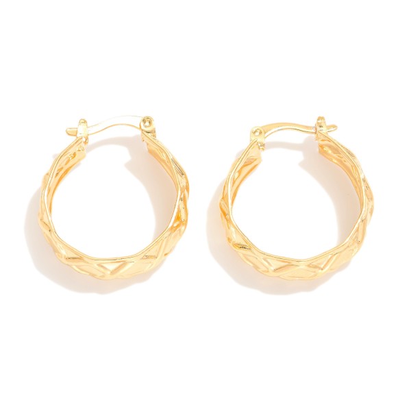 Metal Tone Flat Hoop Earrings Featuring Lattice Detail 

- Approximately 
- 18k Gold Filled
- Hypoallergenic
- Made In Brazil