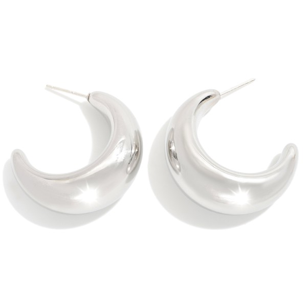Simple Metal Tone Chunky Huggie Hoop Earring

- Approximately 1" L
-18k Gold Dipped 
- Sterling Silver Post 
