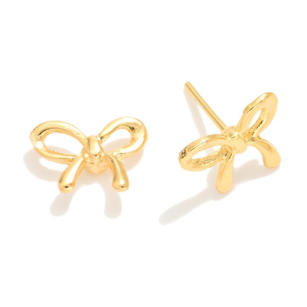 Gold Tone Hollow Bow Stud Earrings

- Approximately 1.5" D
- 18k Gold Filled
- Hypoallergenic
- Made In Brazil
