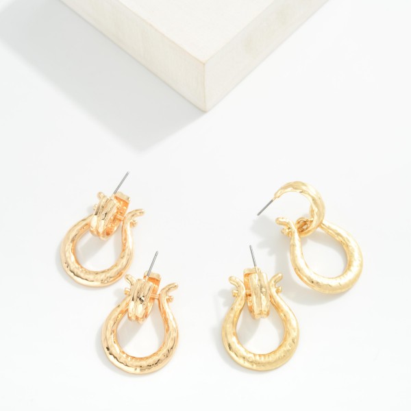 Metal Tone Circle Door Knocker Drop Earring

- Approximately 1.5" L


