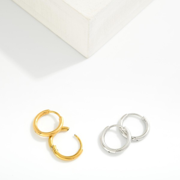 Metal Tone Hinged Huggie Hoop Earrings 

- Stainless Steel
- Water Resistant
- Approximately .5" D