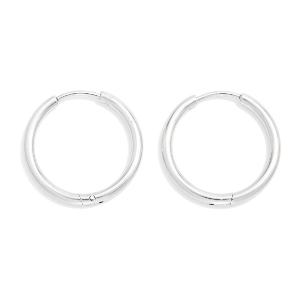  Metal Tone Hinged Hoop Earrings 

- Stainless Steel
- Water Resistant
- Approximately .75" D