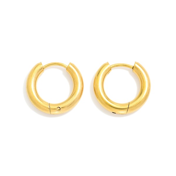 Metal Tone Hinged Huggie Hoop Earrings 

- Stainless Steel
- Water Resistant
- Approximately .5" D