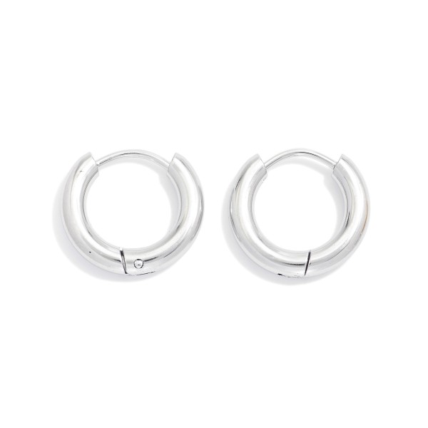 Metal Tone Hinged Huggie Hoop Earrings 

- Stainless Steel
- Water Resistant
- Approximately .5" D
