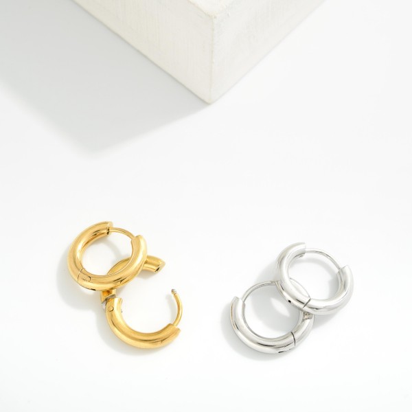 Metal Tone Hinged Huggie Hoop Earrings 

- Stainless Steel
- Water Resistant
- Approximately .5" D