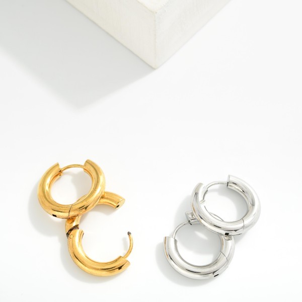 Metal Tone Hinged Hoop Earrings 

- Stainless Steel
- Water Resistant
- Approximately .5" D