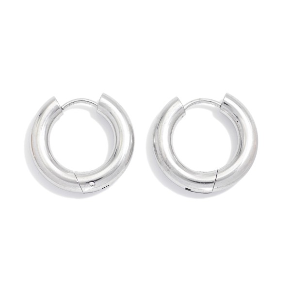 Metal Tone Hinged Hoop Earrings 

- Stainless Steel
- Water Resistant
- Approximately .5" D