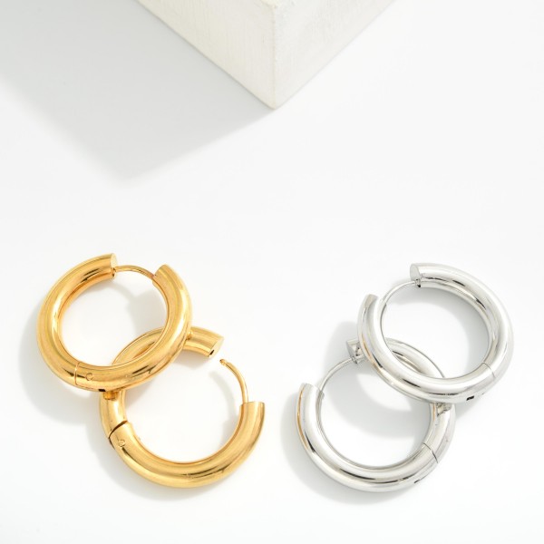Metal Tone Hinged Hoop Earrings 

- Stainless Steel
- Water Resistant
- Approximately .75" D