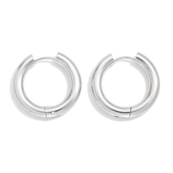 Metal Tone Hinged Hoop Earrings 

- Stainless Steel
- Water Resistant
- Approximately .75" D