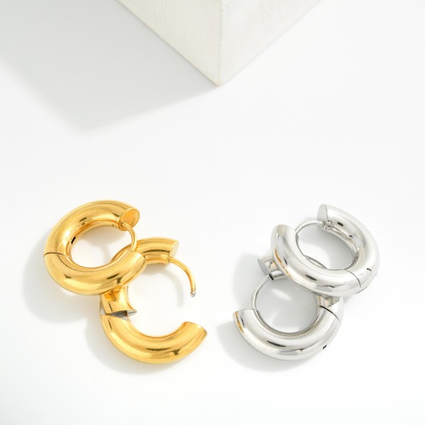 Chunky Metal Tone Hinged Hoop Earrings 

- Stainless Steel
- Water Resistant
- Approximately .5" D