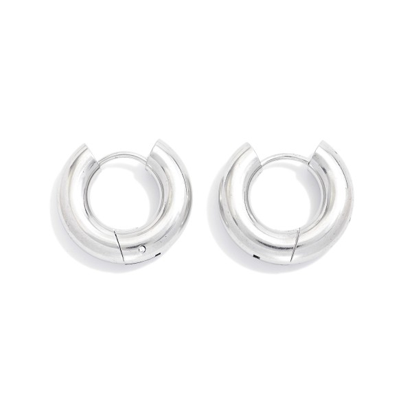 Chunky Metal Tone Hinged Hoop Earrings 

- Stainless Steel
- Water Resistant
- Approximately .5" D