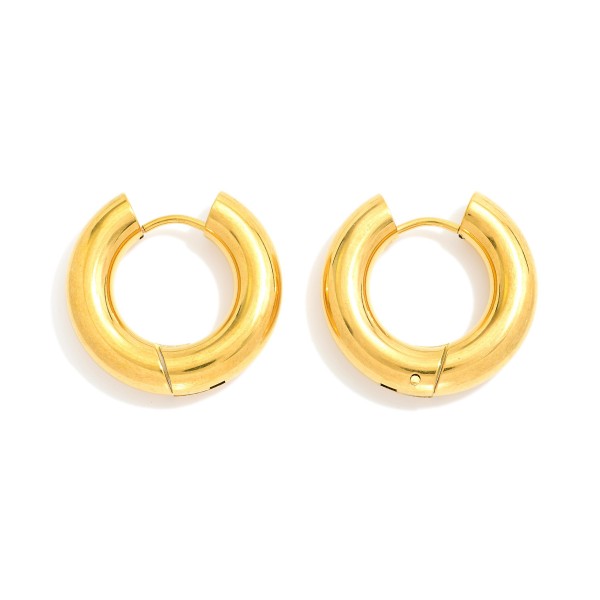 Chunky Metal Tone Hinged Hoop Earrings 

- Stainless Steel
- Water Resistant
- Approximately .5" D