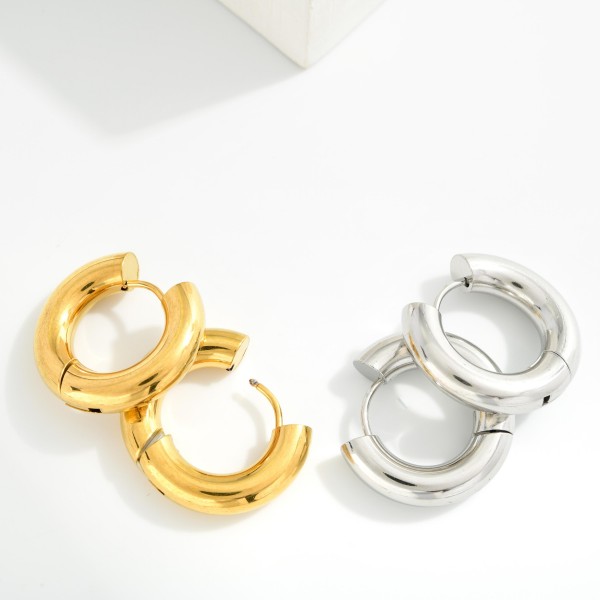 Chunky Metal Tone Hinged Hoop Earrings 

- Stainless Steel
- Water Resistant
- Approximately .5" D