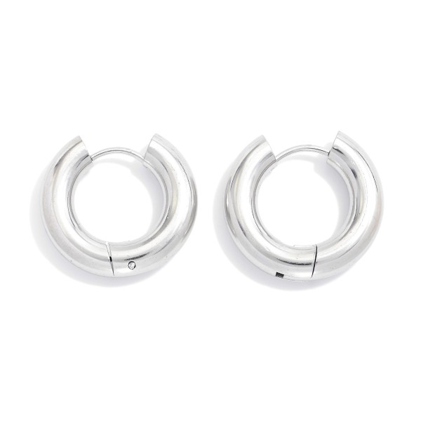 Chunky Metal Tone Hinged Hoop Earrings 

- Stainless Steel
- Water Resistant
- Approximately .5" D