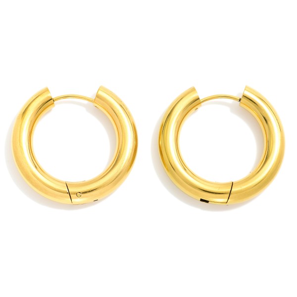 Chunky Metal Tone Hinged Hoop Earrings 

- Stainless Steel
- Water Resistant
- Approximately 1" D