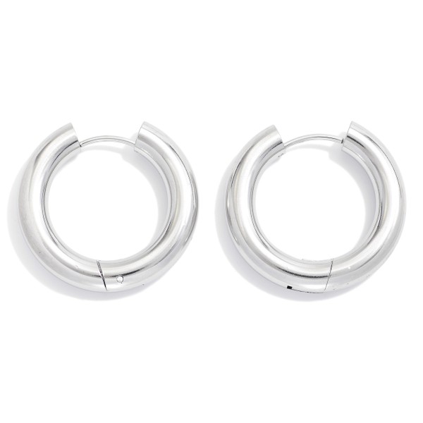Chunky Metal Tone Hinged Hoop Earrings 

- Stainless Steel
- Water Resistant
- Approximately 1" D