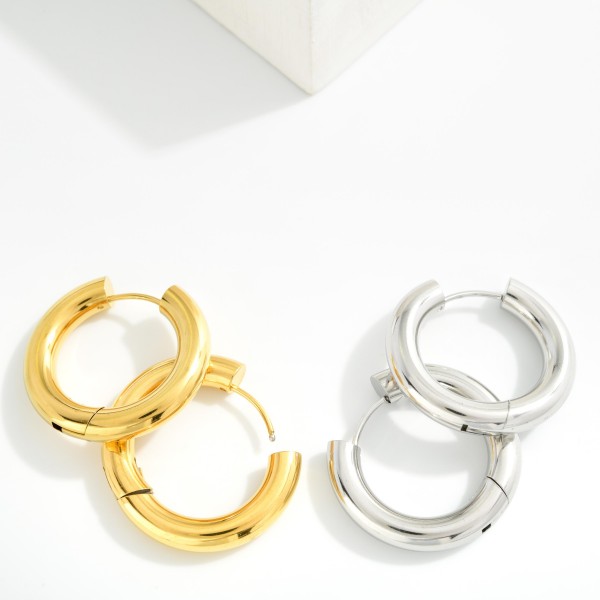 Chunky Metal Tone Hinged Hoop Earrings 

- Stainless Steel
- Water Resistant
- Approximately 1" D